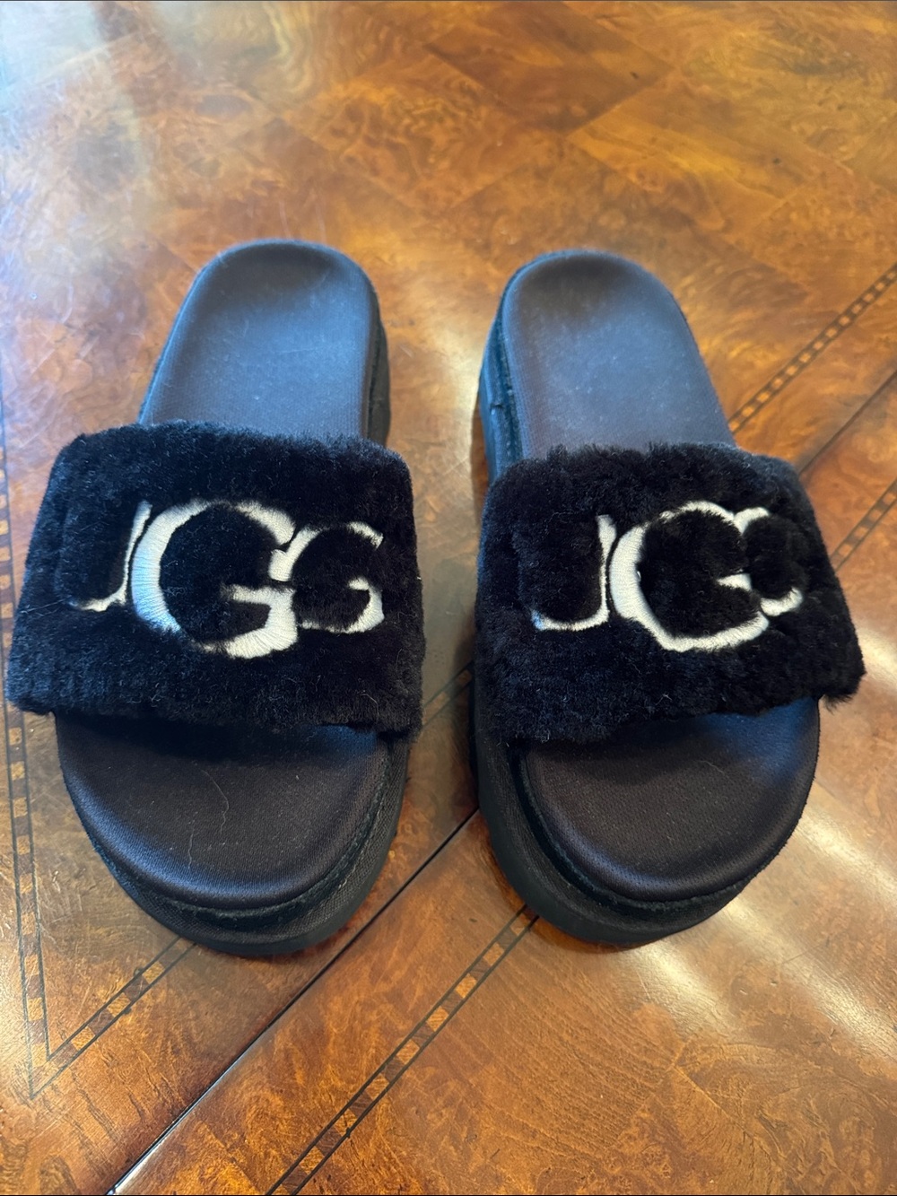 UGG Laton black fur slides